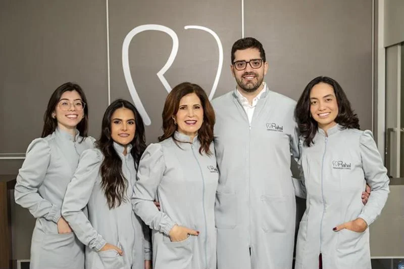 Dra. Sandra Rahal Mestrener e o filho, Dr. Leandro Rahal Mestrener, com dentistas da equipe